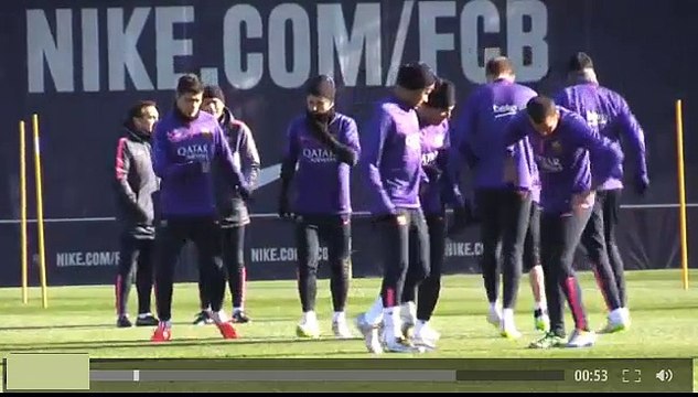 Dani Alves le da una clase de baile a Neymar en el entrenamiento FC Barcelona