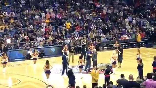 Se liga nesse 'nocaute' que um ator de Hollywood deu em uma cheerleader