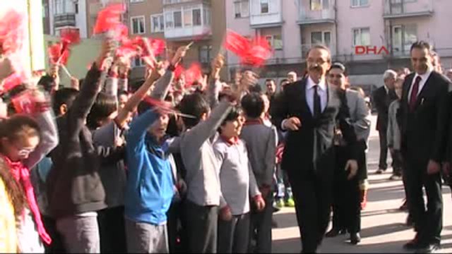 Uşak Valisi Yavuz Oğlu ve Kızına Karnelerini Elleriyle Teslim Etti