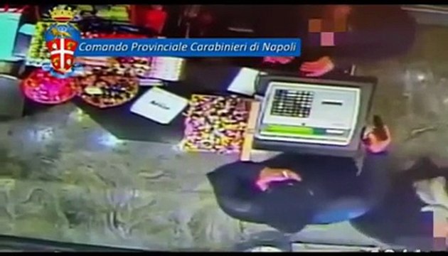 Castellammare di Stabia (NA) - Rapina relax dal tabaccaio con pistola e sigaretta (23.01.15)