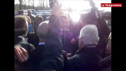 Télécharger la video: Châteaulin. Visite de Macron chez Doux : une arrivée au pas de course