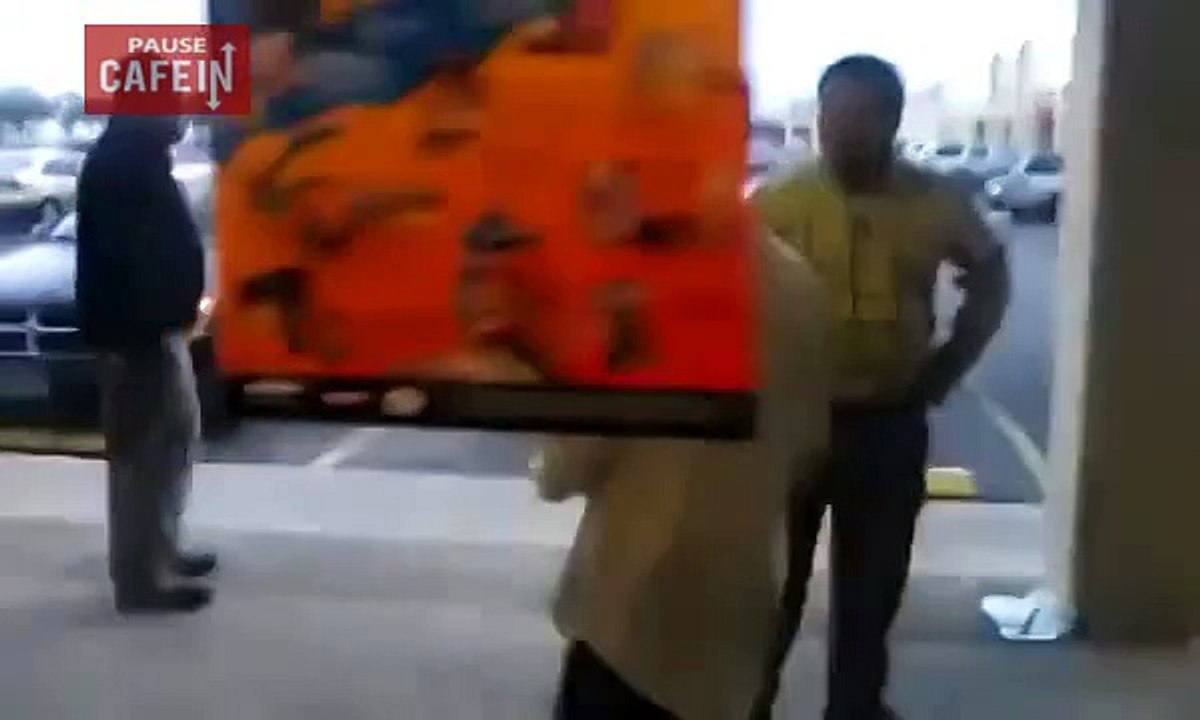 un homme en colère veut frapper le caméraman a travers la vitre