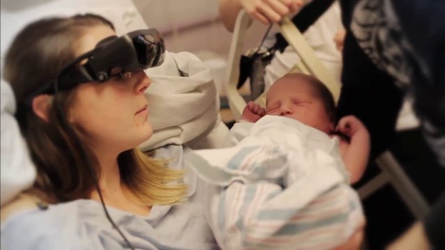 Moment d'émotion pour cette maman aveugle qui voit son bébé pour la toute première fois