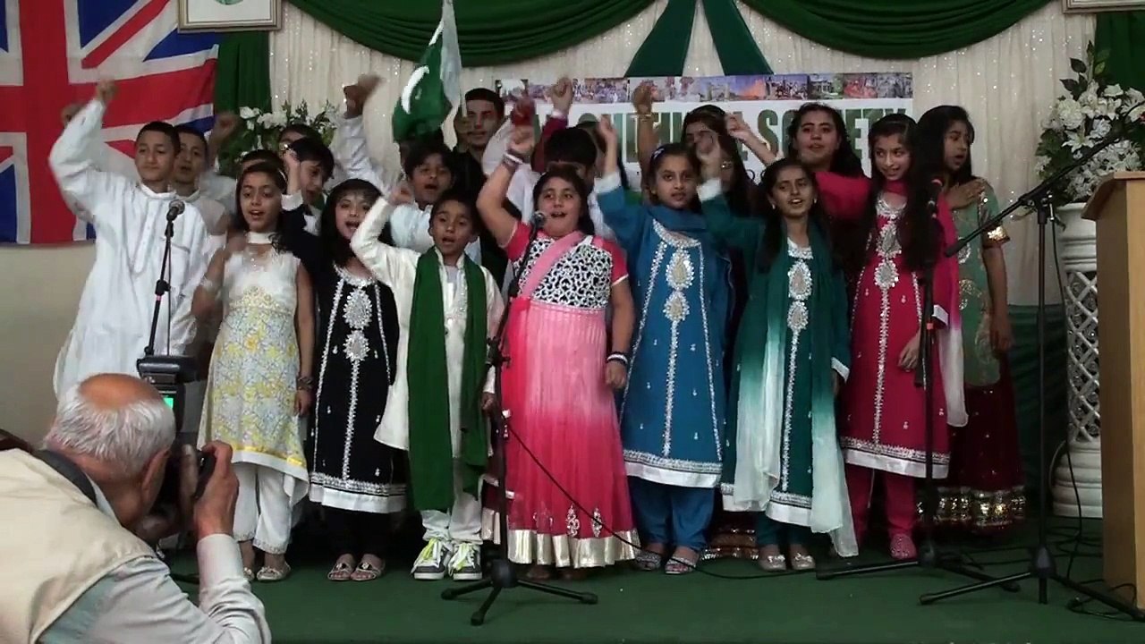 Pakistan Independence Day 2013 - Children performing on Dil Dil Pakistan