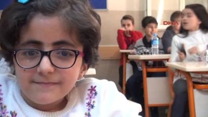 Bursa'da Cam Kemik Hastası Kardelen Karnesini Aldı