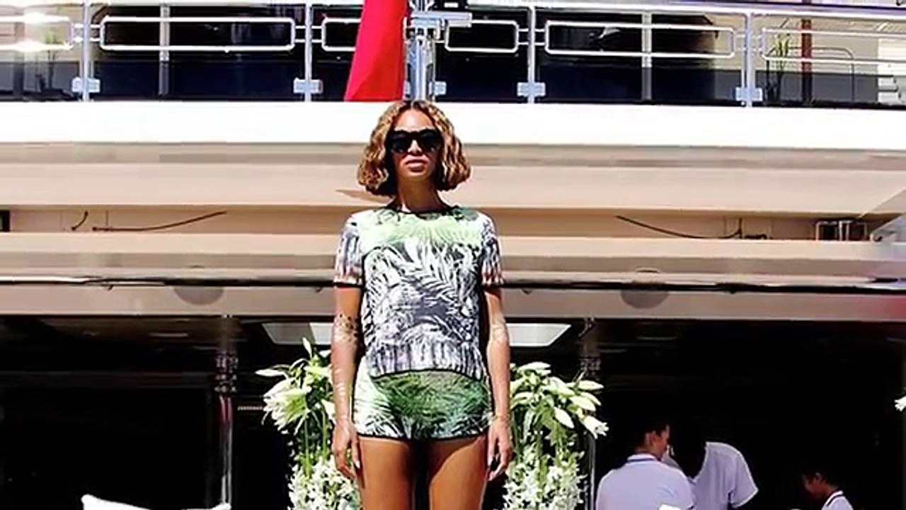 Beyonce Photoshop Legs Exposed - Must Watch