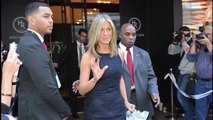 Jennifer Aniston Wardrobe Malfunction On Red Carpet