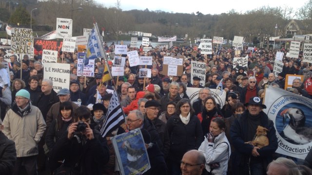 Manif contre l'extraction de sable à Lannion