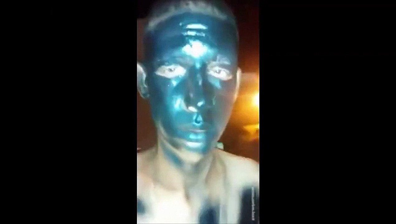 Un policier peint le visage de tagueurs pris en flag