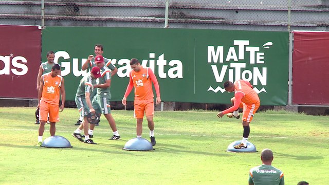 Que isso Walter? Atacante tem dificuldade para se equilibrar, cai e vira piada no treino do Fluminense