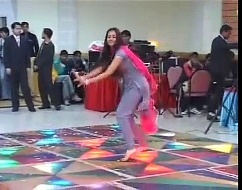 PAKISTANI GIRL DANCING