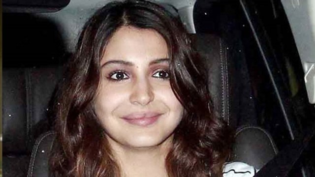 Anushka Sharma Flaunts Her UGLY Lips Ewww!!