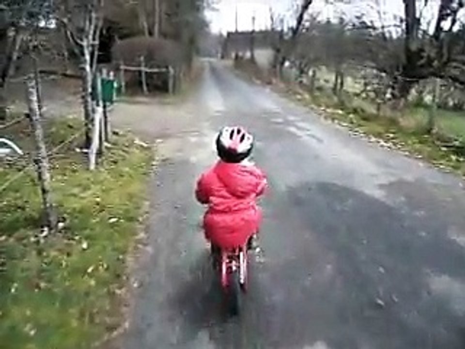 Maëlle, 3 ans 3 mois, premiers coups de pédales sans les roulettes.
