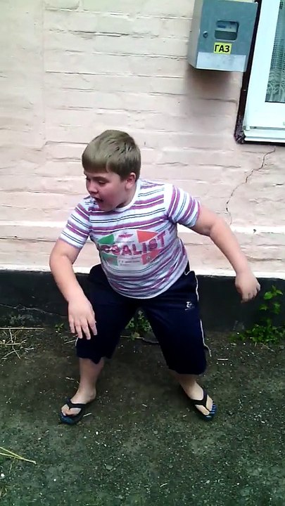 Un gamin terrifié par un bébé chien tout mignon!