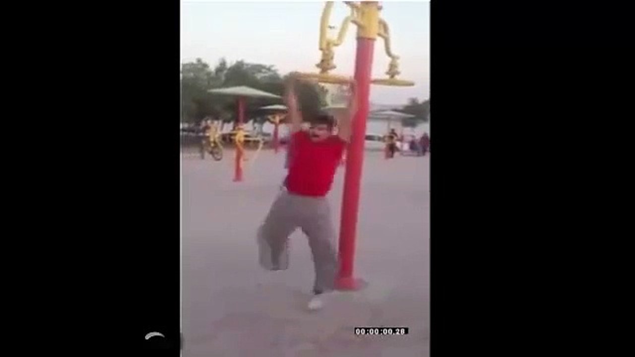 Un cascadeur tourne à toute vitesse sur cette attraction!