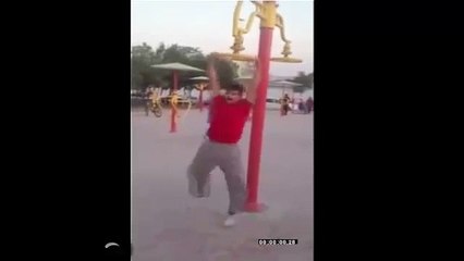 Un cascadeur tourne à toute vitesse sur cette attraction!