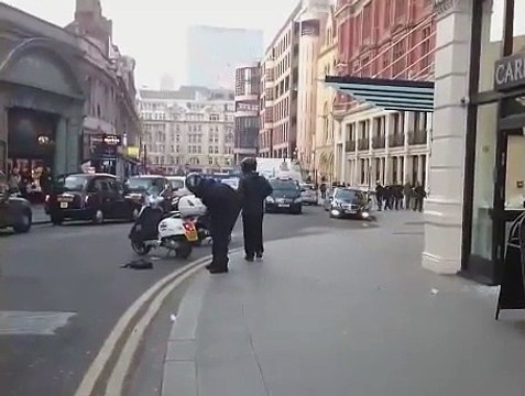 Héro du jour : un homme se bat contre des voleurs armés - Londres