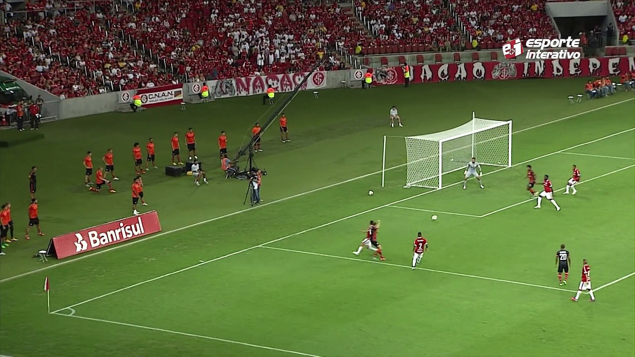 D'Alessandro se irrita com gracinha de Douglas Costa e os dois se estranham