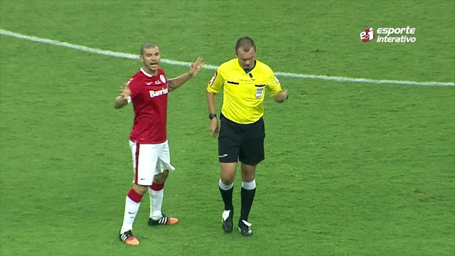 Tá fora! Em contra-ataque, Willians dá carrinho em Alex Teixeira e é expulso