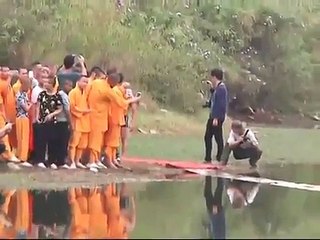 Un homme marche 118 mètres sur l'eau