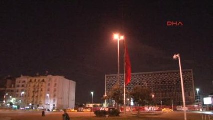 Taksim'deki Dev Türk Bayrağı Yarıya İndirildi
