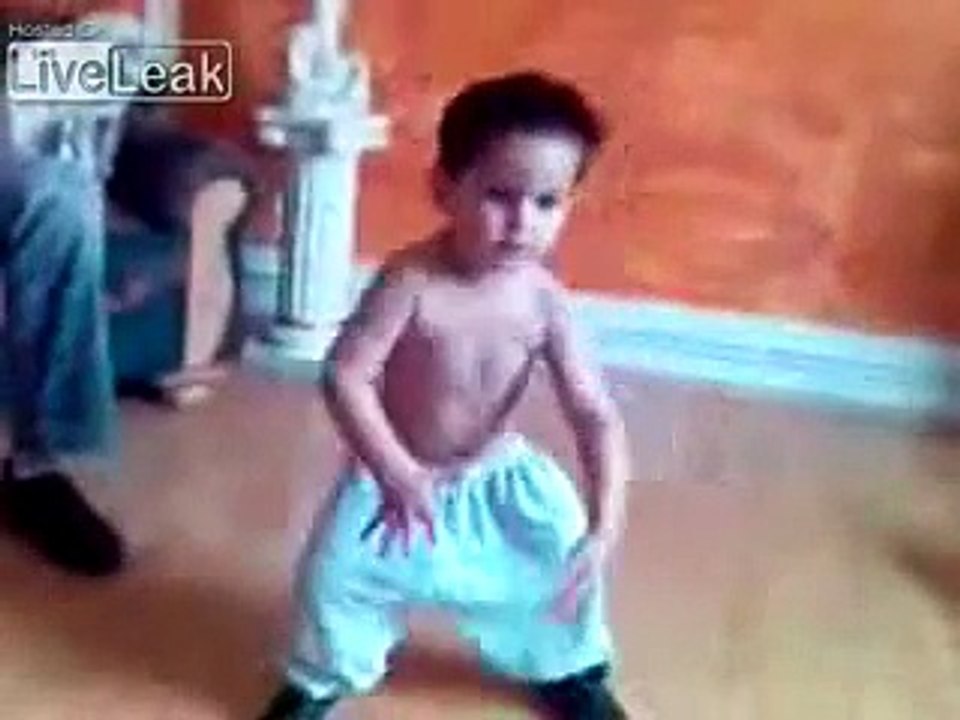 Pakistani Kid Funny Dance - Look at his Moves
