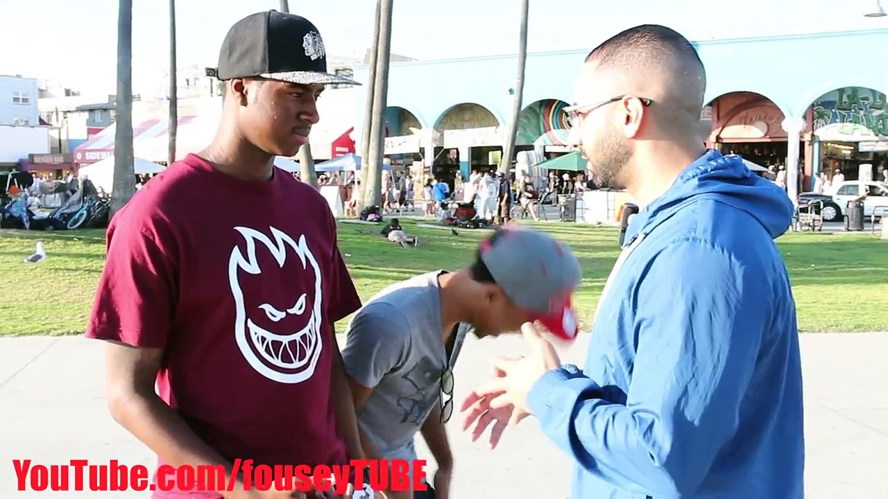 Il fait semblant de faire un tour de magie et volent leurs portefeuilles