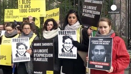 Manifestación en París en apoyo al bloquero saudí Raef Badaui
