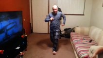 Son papa lui a filé une sacrée leçon de danse !