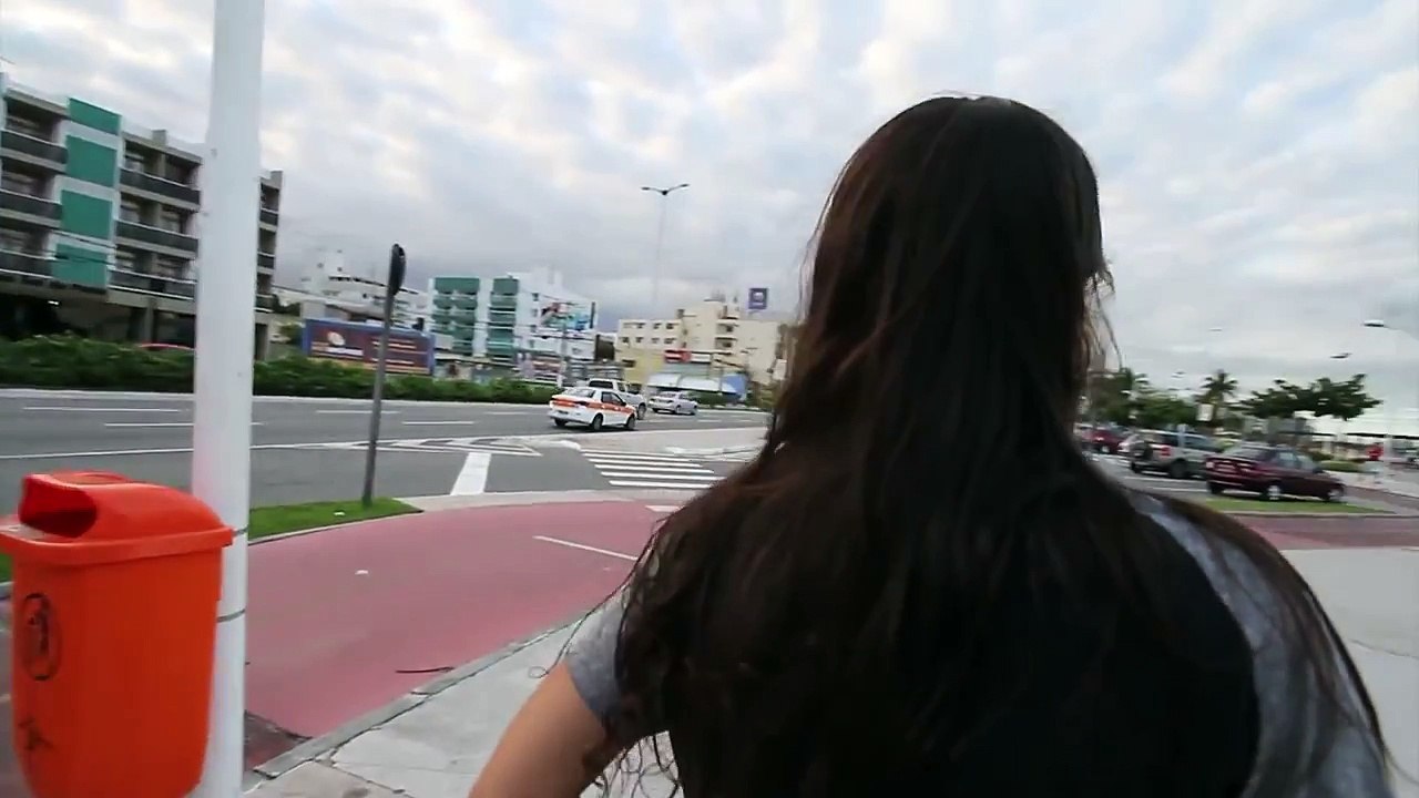 Une jeune brésilienne danse sur un longboard