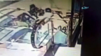 Minik yaramaz yürüyen merdivende !