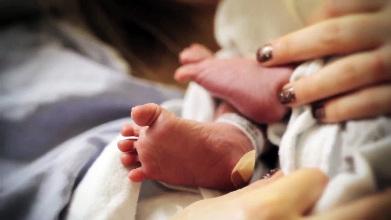 Une maman aveugle voit son bébé pour la première fois par le biais d'un casque