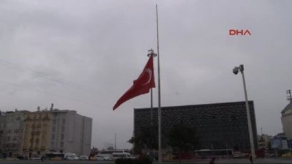 Milli Yas Nedeniyle Bayraklar Yarıya İndirildi