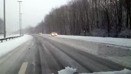 Neige: Des automobilistes font demi-tour sur l'E25 après Liège