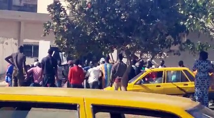Une foule se déchaîne sur un voleur. Regardez