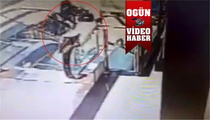 Minik yaramaz yürüyen merdivende !