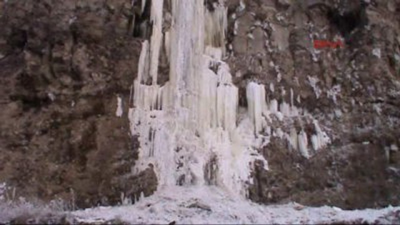 Ardahan Kalesinde Buzdan Dev Sarkıtlar Oluştu