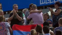 Novak Djokovic applaudit une demande en mariage en plein match