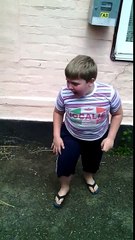 Un enfant vraiment effrayé par un tout petit chien