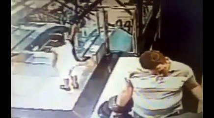 Un petit garçon s'accroche à un escalator...