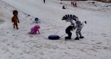 Il se bat contre des hommes costumés sur une piste de ski