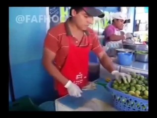 Hombre corta limones como Ninja
