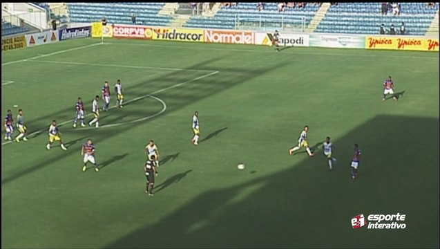 Arriscou! Everton capricha na bicicleta, mas a bola cai nas mãos do goleiro