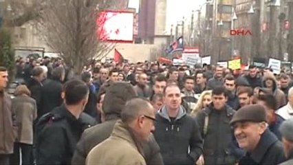 Kosova'da Bakanı Protesto Eden Grup Başbakanlık Binasına Saldırdı