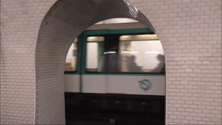 MF88 : A la station Botzaris sur la ligne 7bis du métro parisien