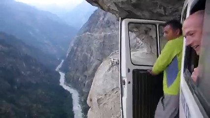 أخطر قيادة سيارة في العالم على حافة جبل
