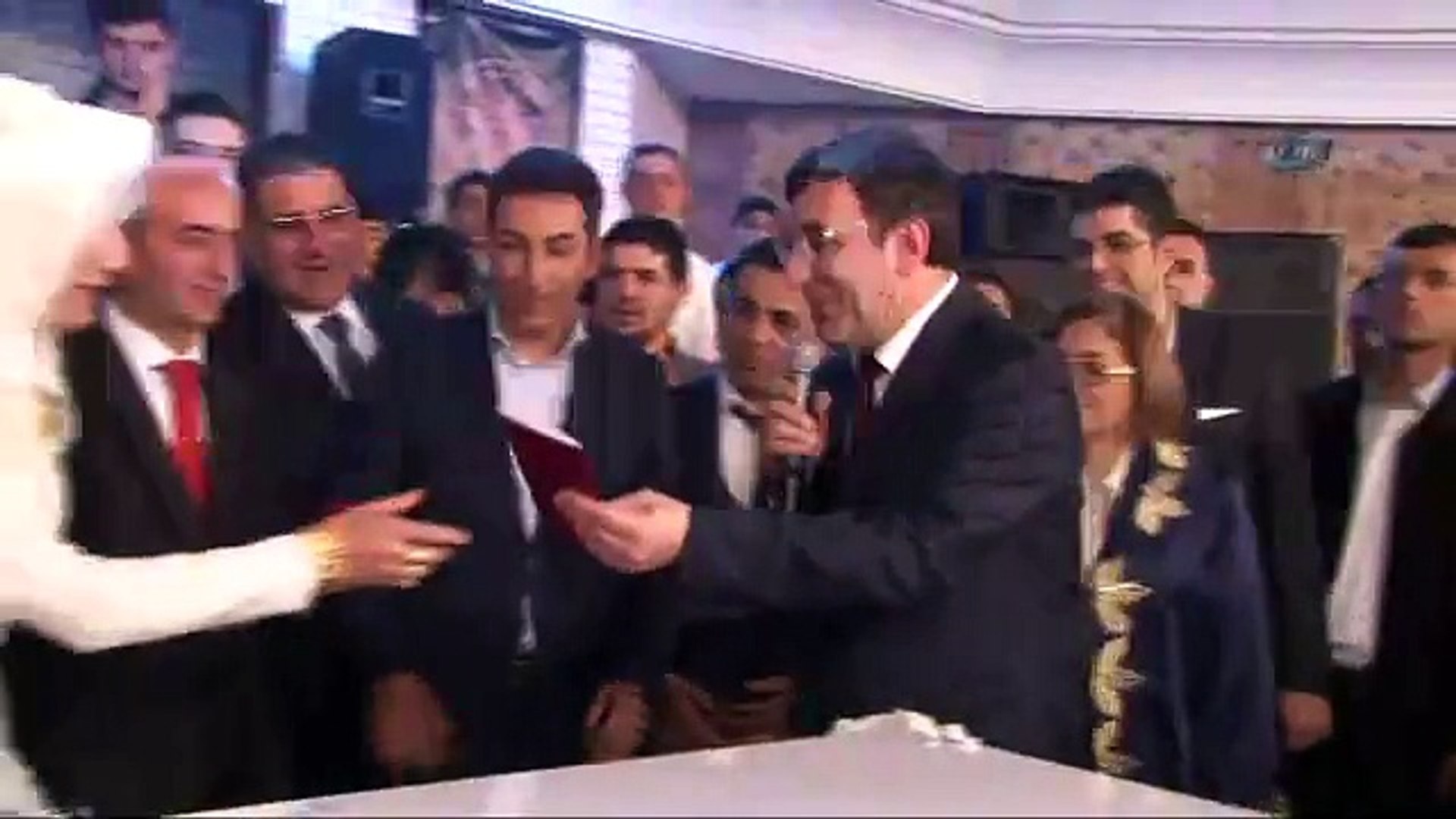 ⁣Kürtçe şarkılar eşliğinde halay çekti