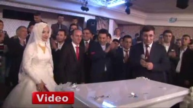 Bakan Kürtçe Şarkılar Eşliğinde Halay Çekti