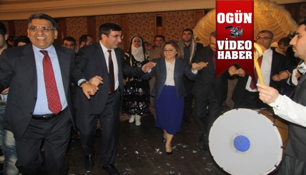 Kürtçe şarkılar eşliğinde halay çekti