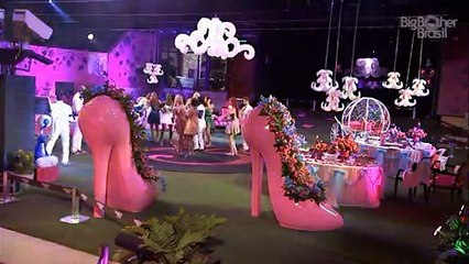 Amanda e Julia falando de Aline puritana